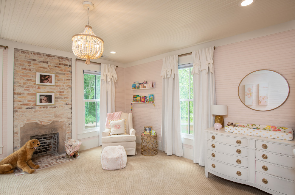 Imagen de habitación de invitados de estilo de casa de campo de tamaño medio con paredes rosas, moqueta, todas las chimeneas, marco de chimenea de ladrillo y suelo beige