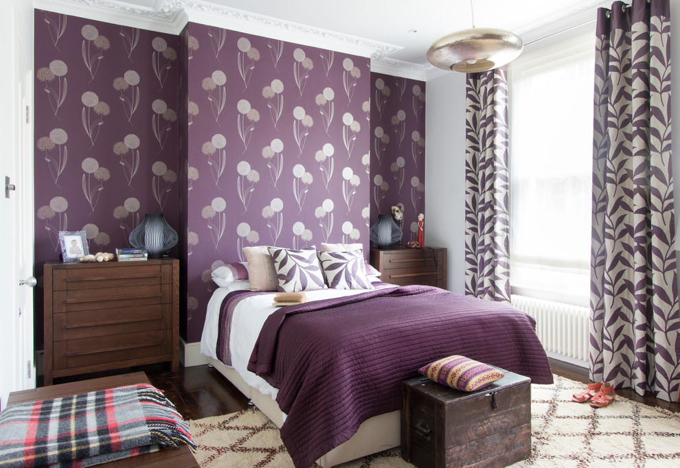 Idée de décoration pour une grande chambre parentale tradition avec un mur violet et parquet foncé.
