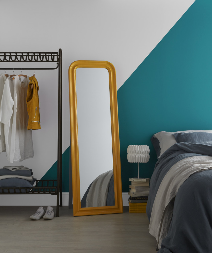 Foto på ett eklektiskt sovrum, med blå väggar
