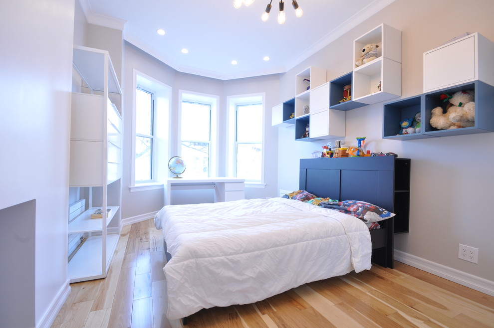 Ispirazione per una camera da letto minimalista di medie dimensioni con pareti beige, parquet chiaro e cornice del camino in intonaco