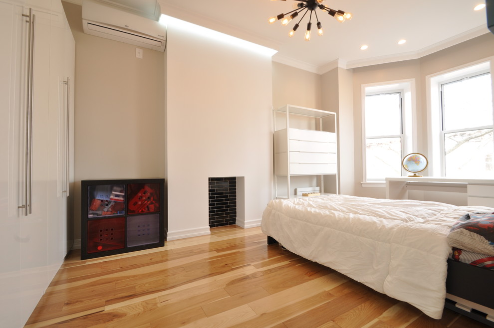 Idées déco pour une chambre moderne de taille moyenne avec un mur beige, parquet clair et un manteau de cheminée en plâtre.