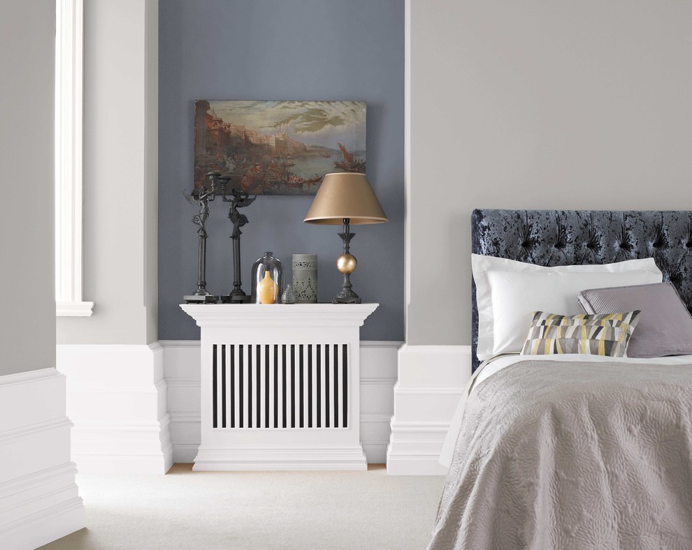 Пример оригинального дизайна: хозяйская спальня в классическом стиле с серыми стенами