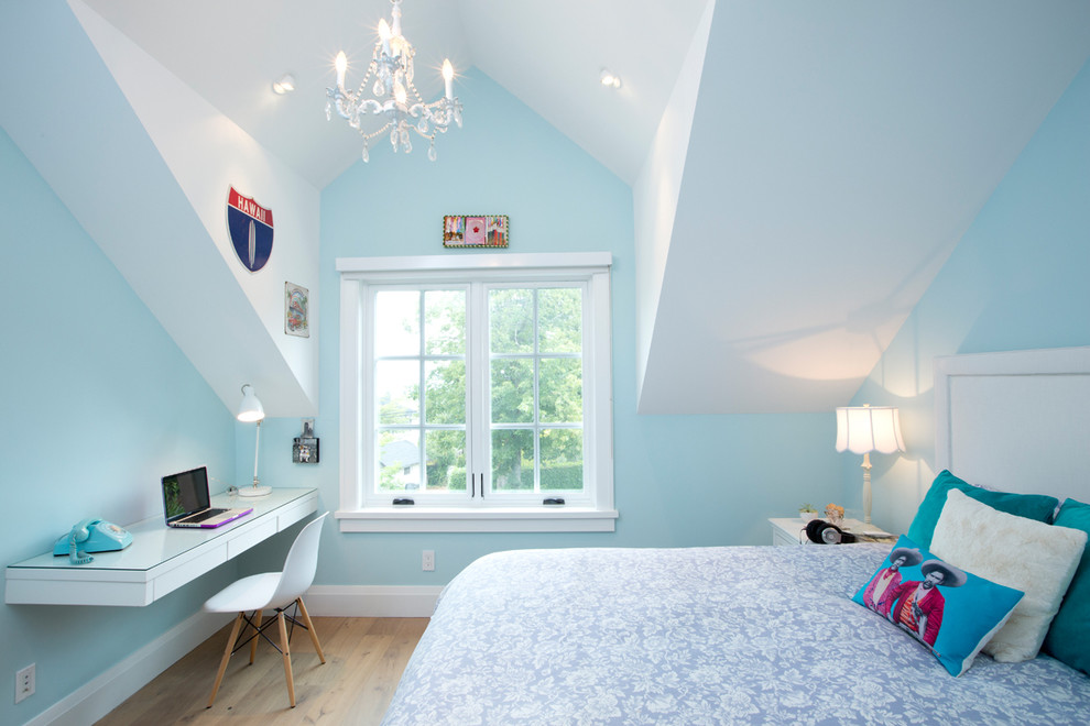 Foto på ett vintage sovrum, med blå väggar och mellanmörkt trägolv