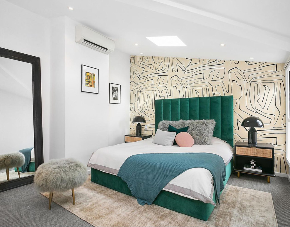 Стильный дизайн: хозяйская спальня среднего размера в стиле ретро с белыми стенами, ковровым покрытием и серым полом без камина - последний тренд
