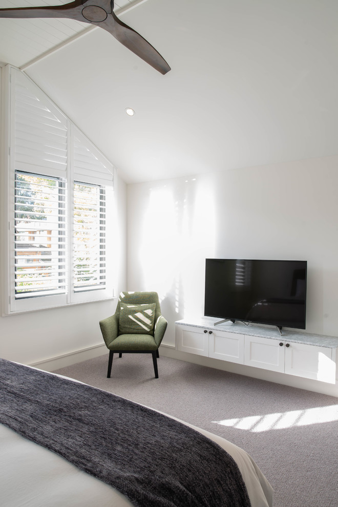 Inspiration pour une chambre minimaliste de taille moyenne avec un mur blanc et un sol gris.