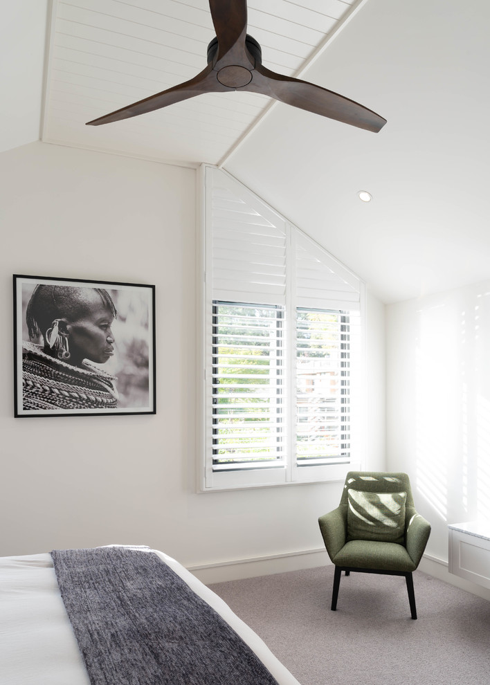 Modelo de dormitorio tipo loft minimalista de tamaño medio con paredes blancas, moqueta y suelo gris