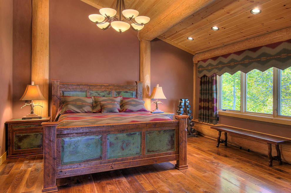 На фото: хозяйская спальня среднего размера в стиле рустика с коричневыми стенами, паркетным полом среднего тона и коричневым полом без камина с