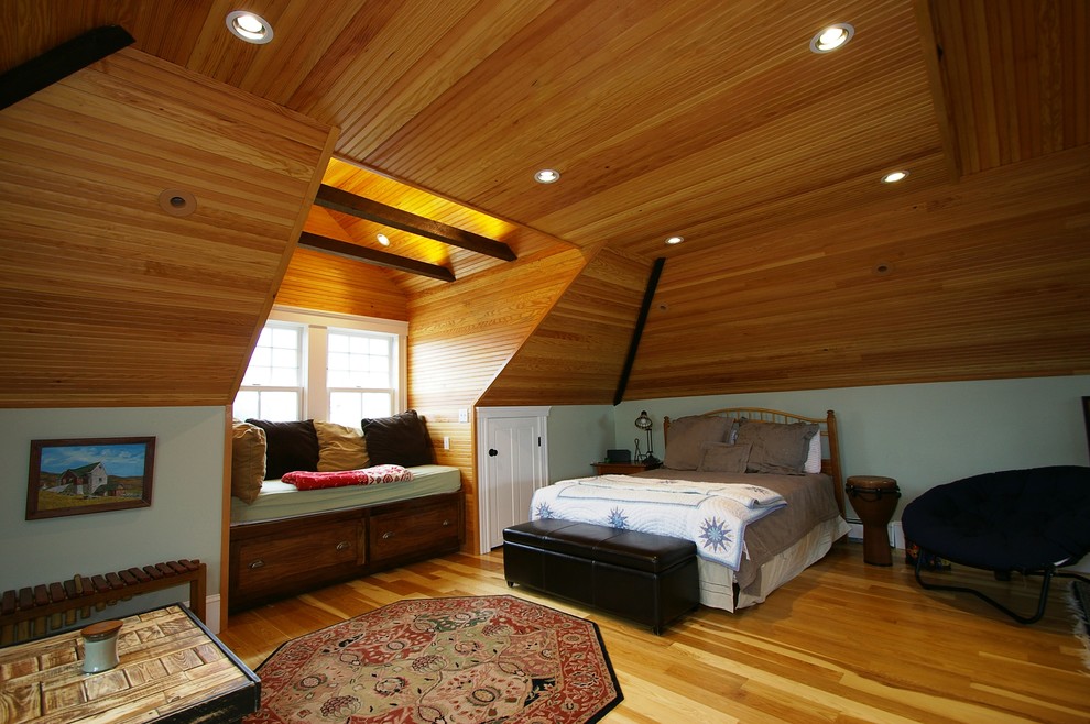 Aménagement d'une grande chambre d'amis classique avec un mur gris, un sol en bois brun, aucune cheminée et un sol marron.