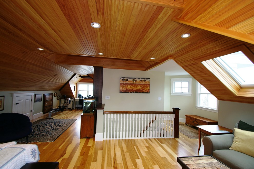 Foto de habitación de invitados clásica grande sin chimenea con paredes grises, suelo de madera en tonos medios y suelo marrón