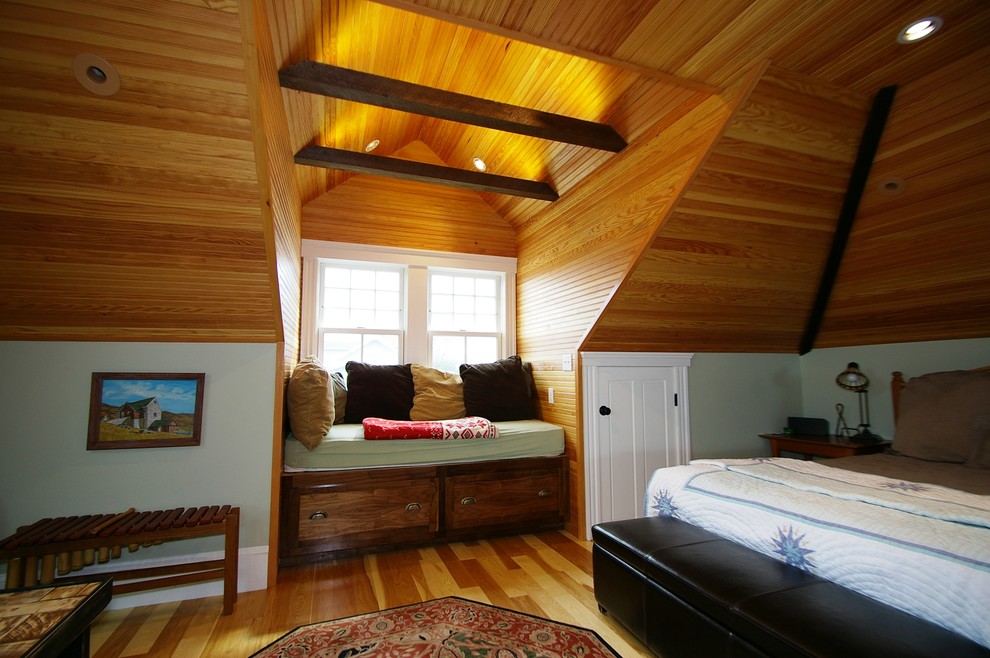 Großes Klassisches Schlafzimmer ohne Kamin mit grauer Wandfarbe, braunem Holzboden und braunem Boden in Boston