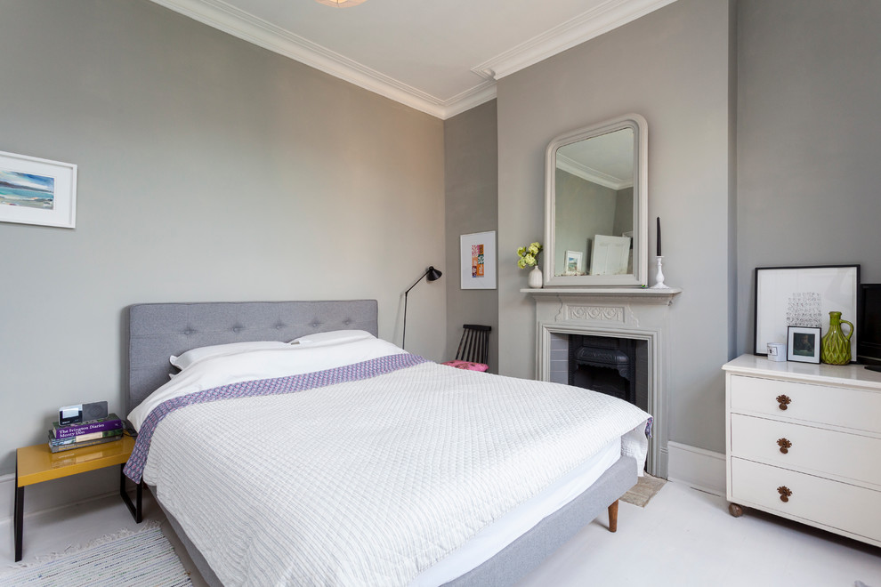 Nordisches Schlafzimmer mit grauer Wandfarbe und Kamin in London