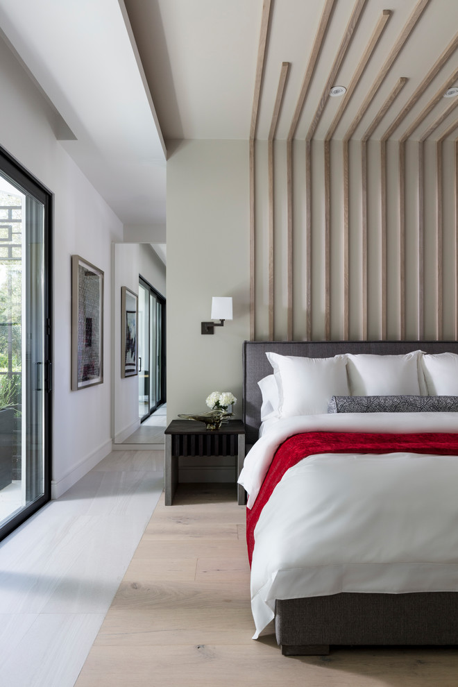 Idee per una camera da letto design con pareti verdi, parquet chiaro e pavimento beige