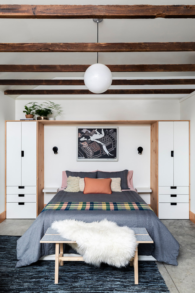 Kleines Modernes Gästezimmer mit weißer Wandfarbe, Betonboden und grauem Boden in Portland