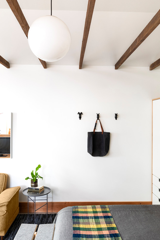 Свежая идея для дизайна: маленькая гостевая спальня (комната для гостей) в современном стиле с белыми стенами, бетонным полом и серым полом для на участке и в саду - отличное фото интерьера