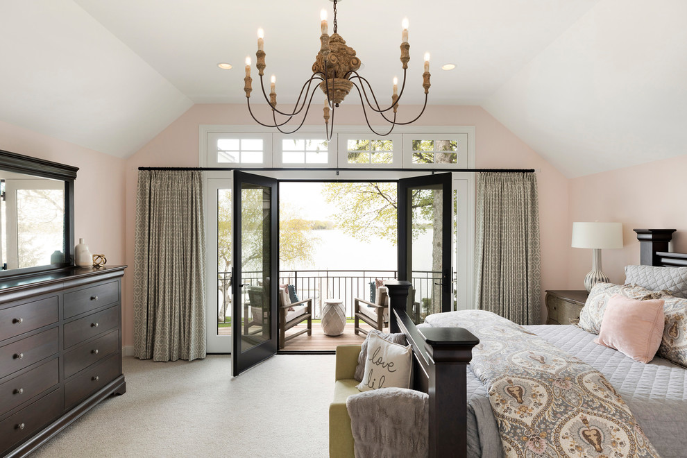 Пример оригинального дизайна: хозяйская спальня в морском стиле с розовыми стенами, ковровым покрытием и бежевым полом без камина