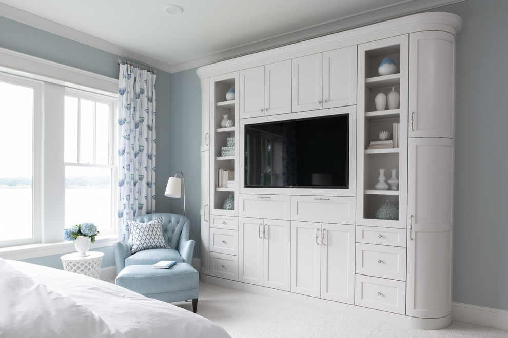 Imagen de dormitorio principal marinero de tamaño medio sin chimenea con paredes azules, moqueta y suelo blanco