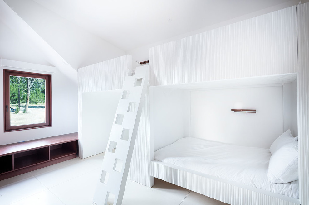 Foto di una grande camera da letto contemporanea con pareti bianche e nessun camino