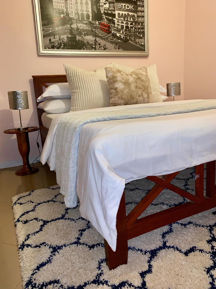 На фото: маленькая гостевая спальня (комната для гостей) в современном стиле с розовыми стенами, полом из керамогранита и бежевым полом без камина для на участке и в саду с