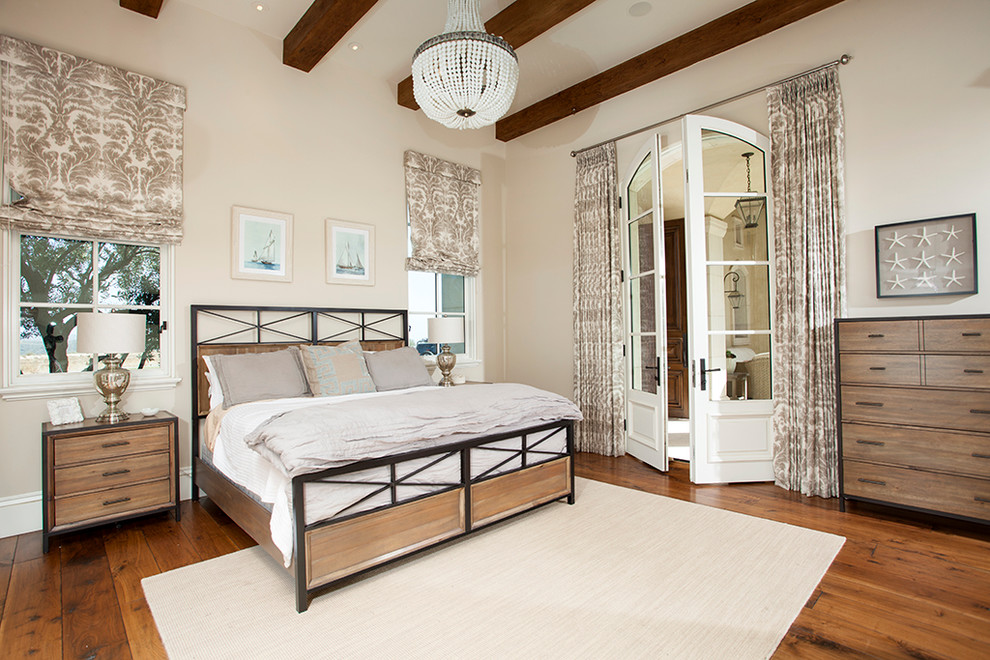Пример оригинального дизайна: большая хозяйская спальня в классическом стиле с бежевыми стенами, паркетным полом среднего тона и стандартным камином