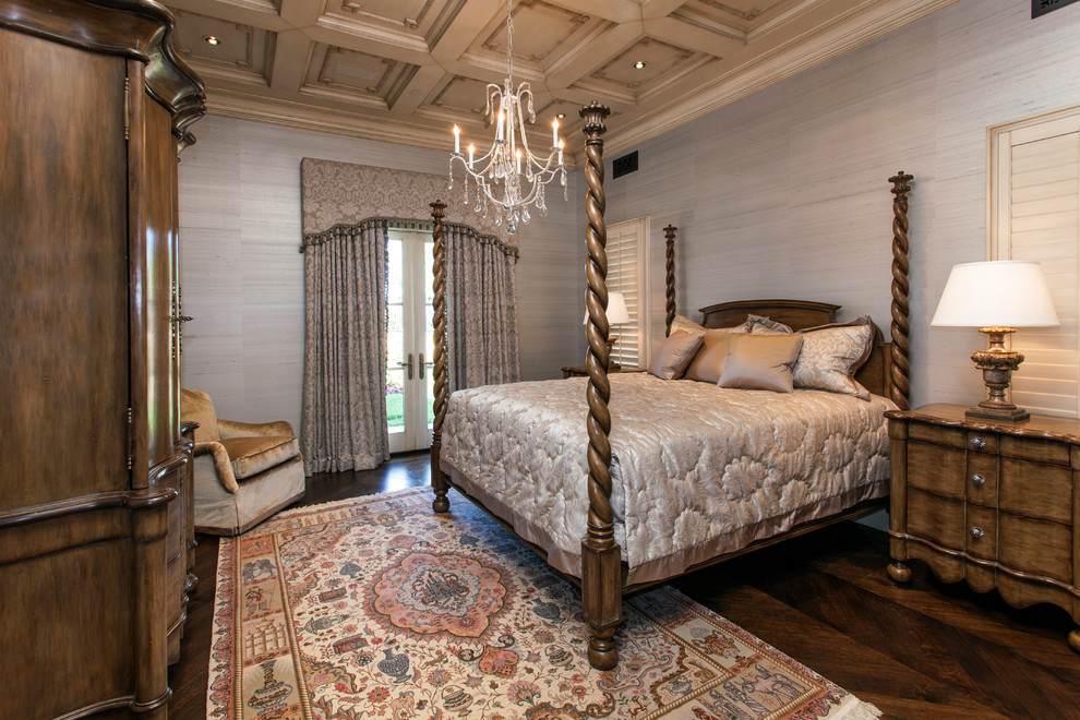 Diseño de dormitorio mediterráneo con paredes grises, suelo de madera oscura y suelo marrón