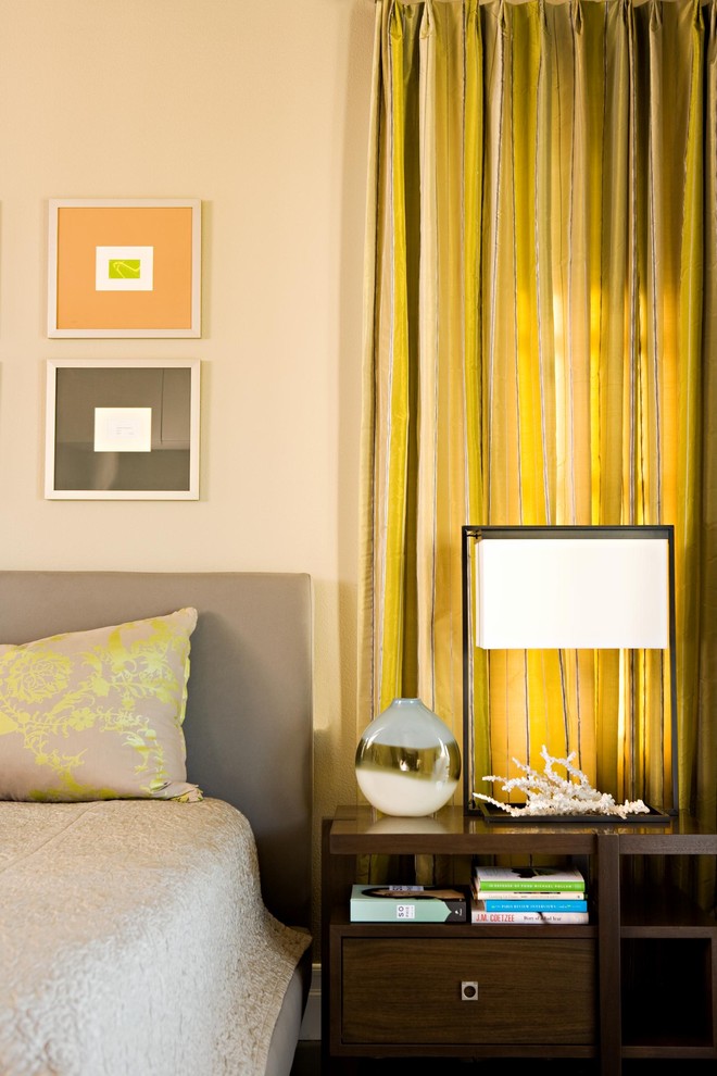 Ispirazione per una camera da letto minimal con pareti beige