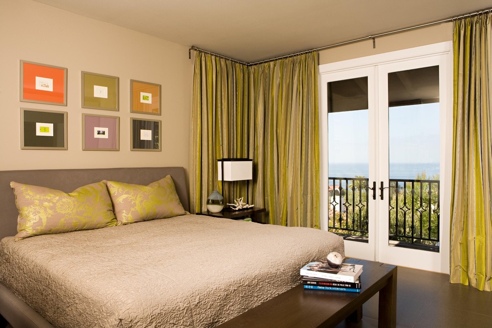 Esempio di una camera da letto design con pareti beige