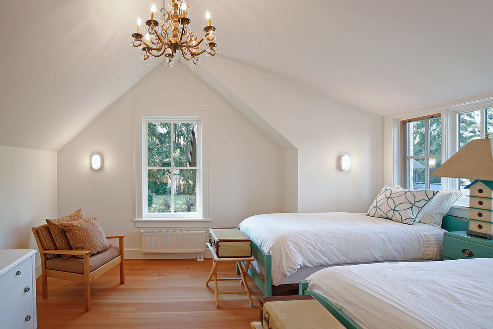 Ejemplo de habitación de invitados tradicional renovada con suelo de madera clara