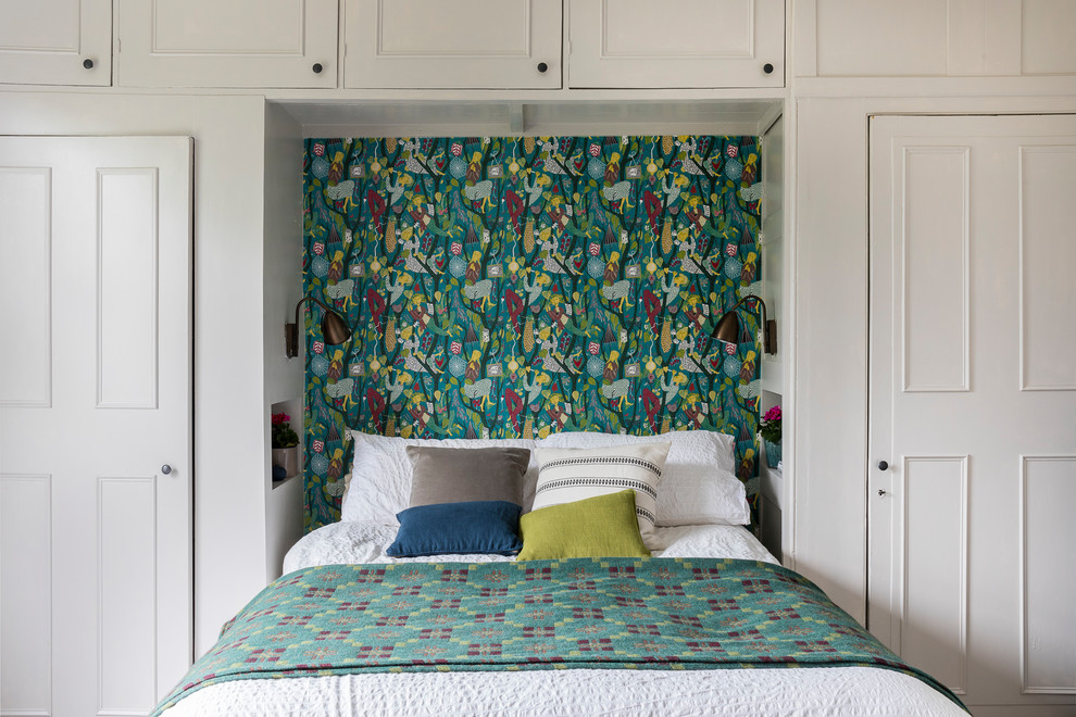 Свежая идея для дизайна: спальня в стиле неоклассика (современная классика) с кроватью в нише - отличное фото интерьера