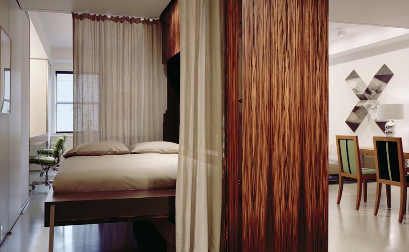 Источник вдохновения для домашнего уюта: спальня в стиле модернизм с зонированием шторами