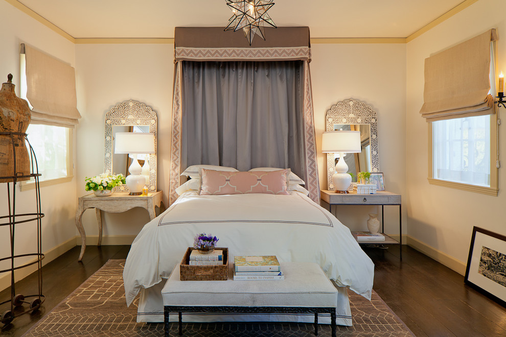 Imagen de dormitorio beige y rosa mediterráneo con paredes beige, suelo de madera oscura y suelo marrón