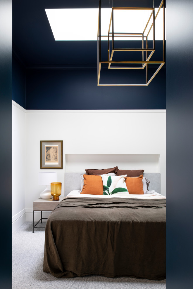 Esempio di una camera da letto minimal con pareti bianche, moquette e pavimento grigio
