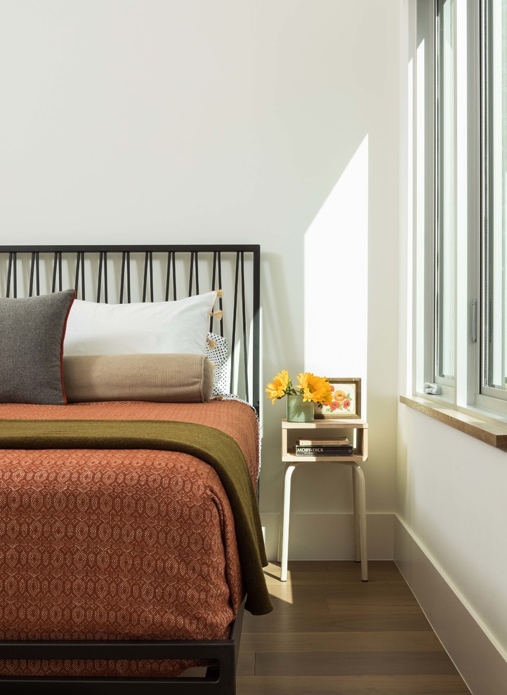 オースティンにある広いコンテンポラリースタイルのおしゃれな主寝室 (白い壁、濃色無垢フローリング、茶色い床、暖炉なし)