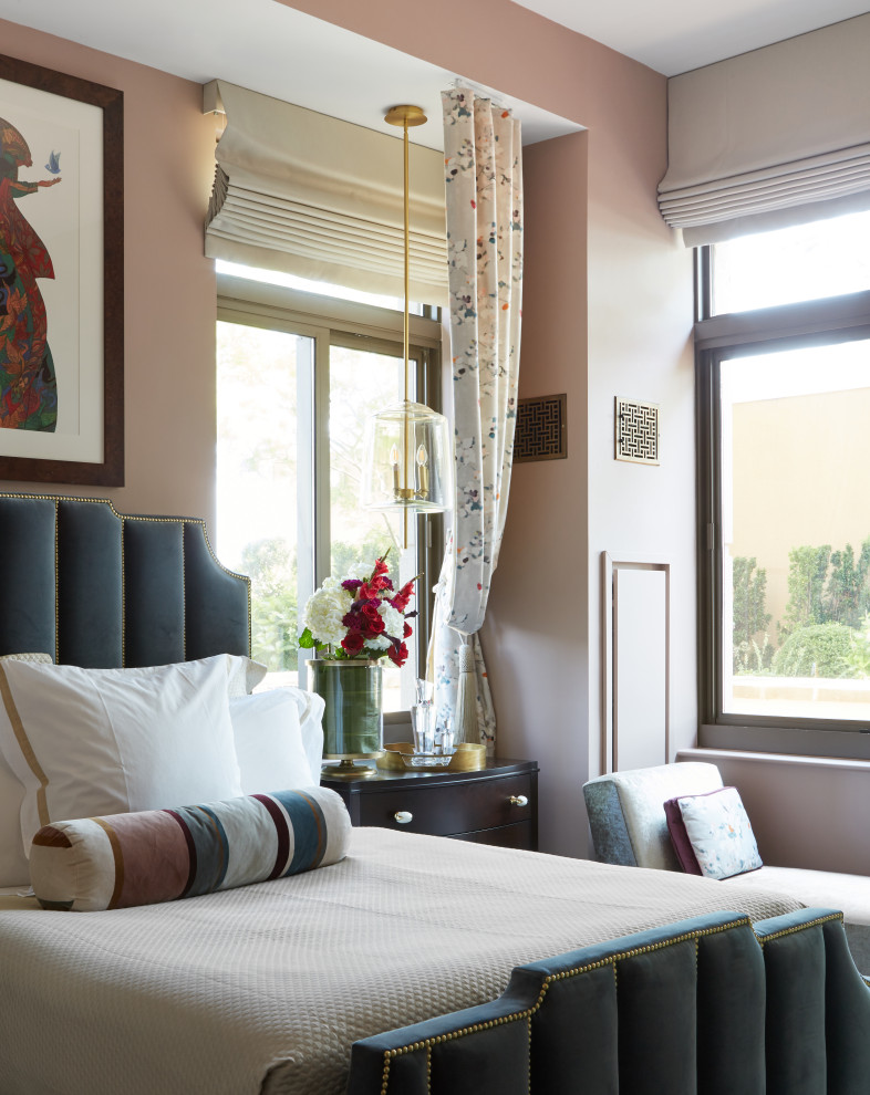 Стильный дизайн: хозяйская спальня среднего размера в стиле неоклассика (современная классика) с розовыми стенами, светлым паркетным полом и серым полом без камина - последний тренд