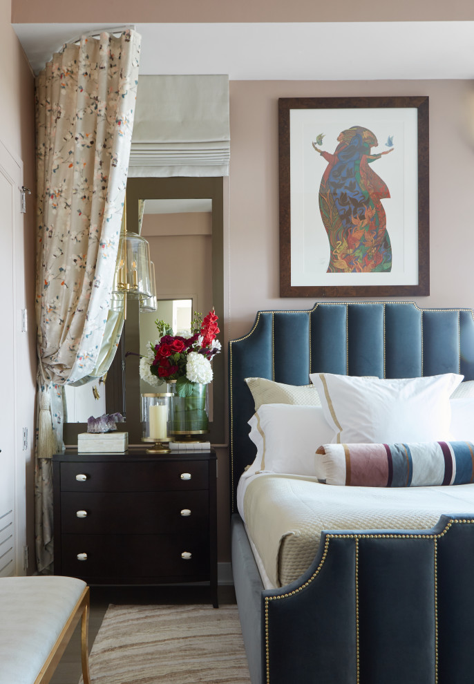 Ejemplo de dormitorio principal clásico renovado de tamaño medio sin chimenea con paredes rosas, suelo de madera clara y suelo gris