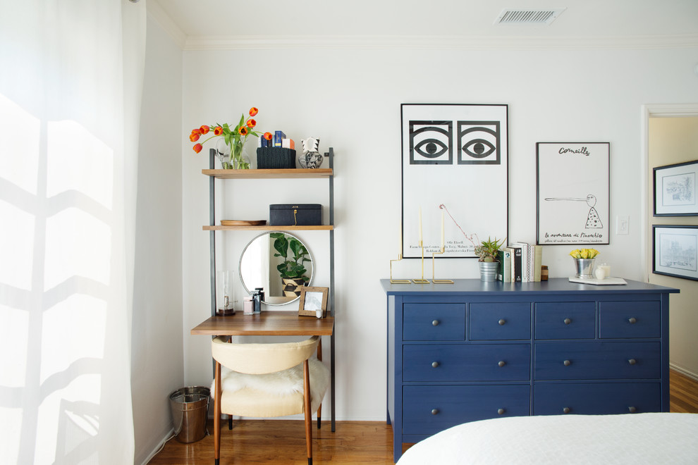 Inspiration pour une chambre parentale vintage de taille moyenne avec un mur gris.