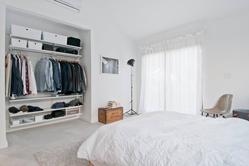 Kleines Modernes Hauptschlafzimmer ohne Kamin mit weißer Wandfarbe, Betonboden und grauem Boden in Los Angeles