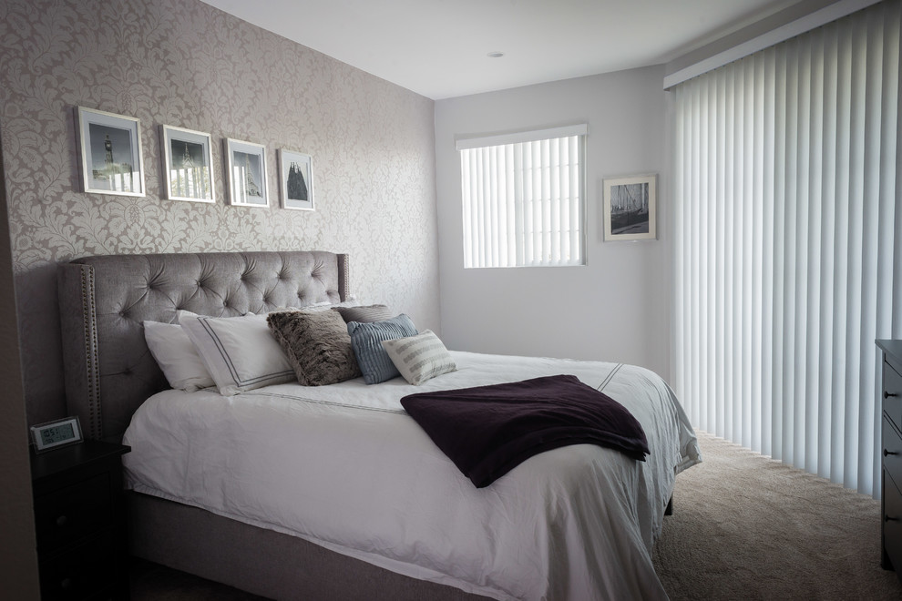 Свежая идея для дизайна: хозяйская спальня среднего размера в стиле модернизм с белыми стенами и ковровым покрытием без камина - отличное фото интерьера