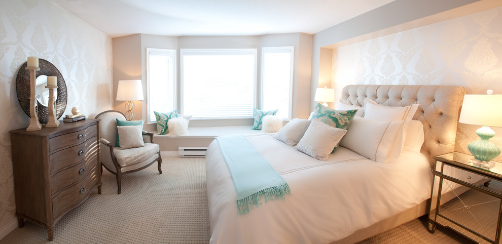 Modernes Schlafzimmer mit beiger Wandfarbe und Teppichboden in Vancouver