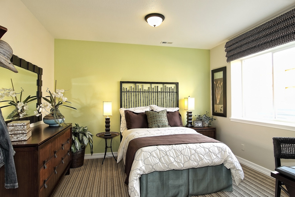 Пример оригинального дизайна: гостевая спальня (комната для гостей) в стиле неоклассика (современная классика) с желтыми стенами, ковровым покрытием и разноцветным полом