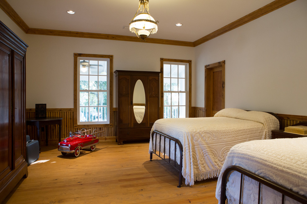 Ejemplo de habitación de invitados tradicional con paredes beige y suelo de madera en tonos medios