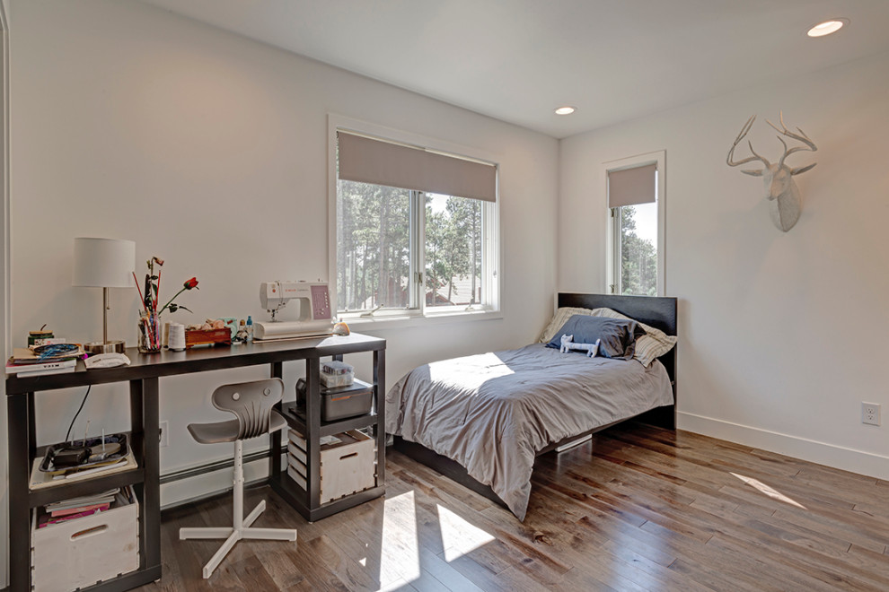 На фото: гостевая спальня среднего размера, (комната для гостей) в стиле ретро с бежевыми стенами, светлым паркетным полом и коричневым полом без камина