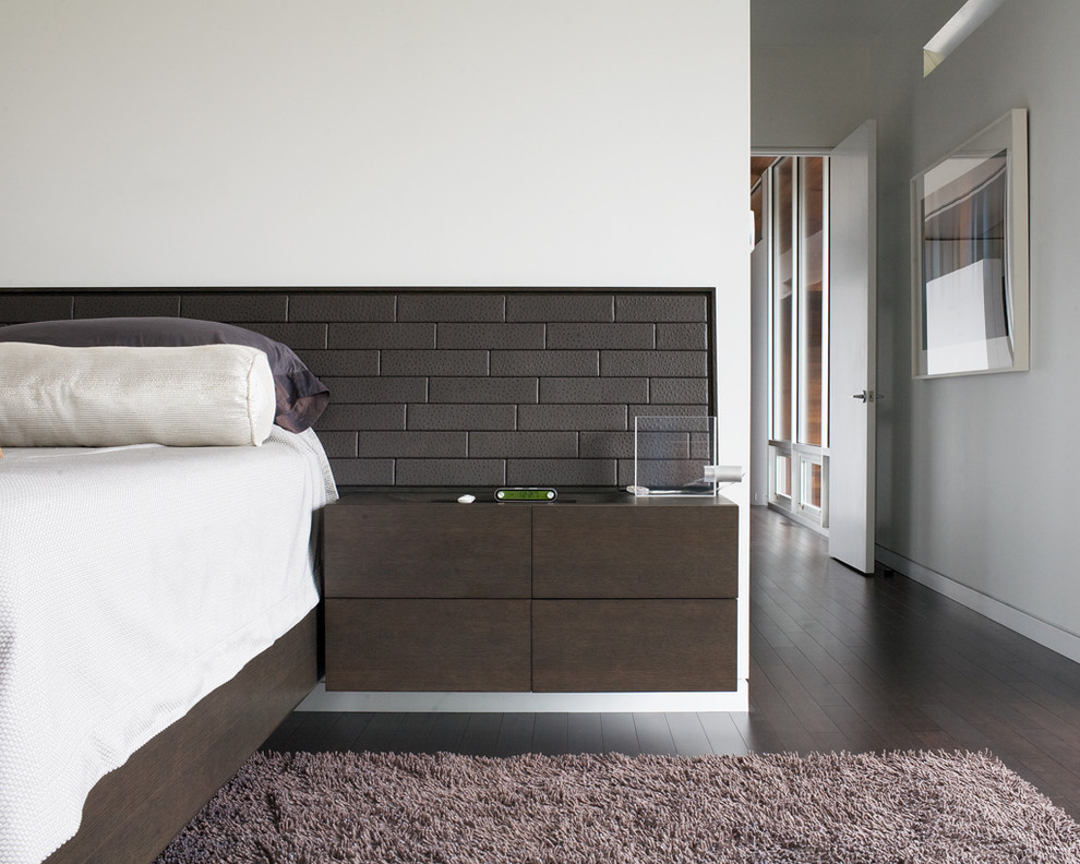 Стильный дизайн: спальня в современном стиле с белыми стенами и темным паркетным полом - последний тренд