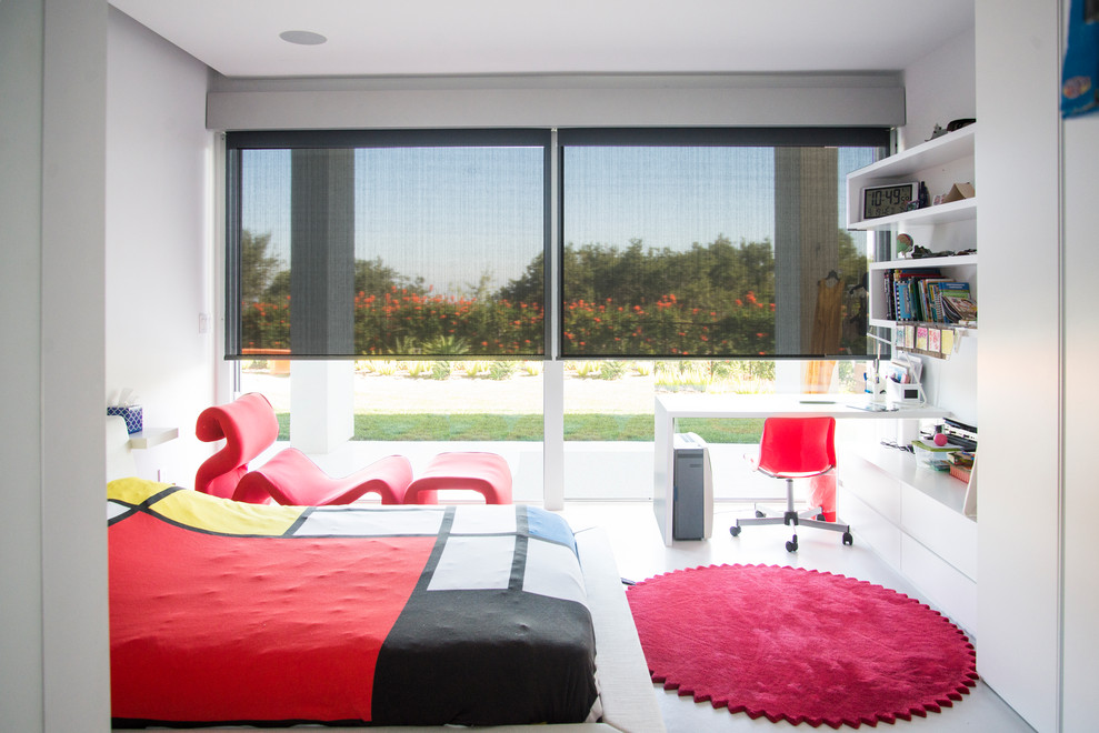 Immagine di una camera degli ospiti minimal di medie dimensioni con pareti bianche, pavimento bianco e pavimento in cemento
