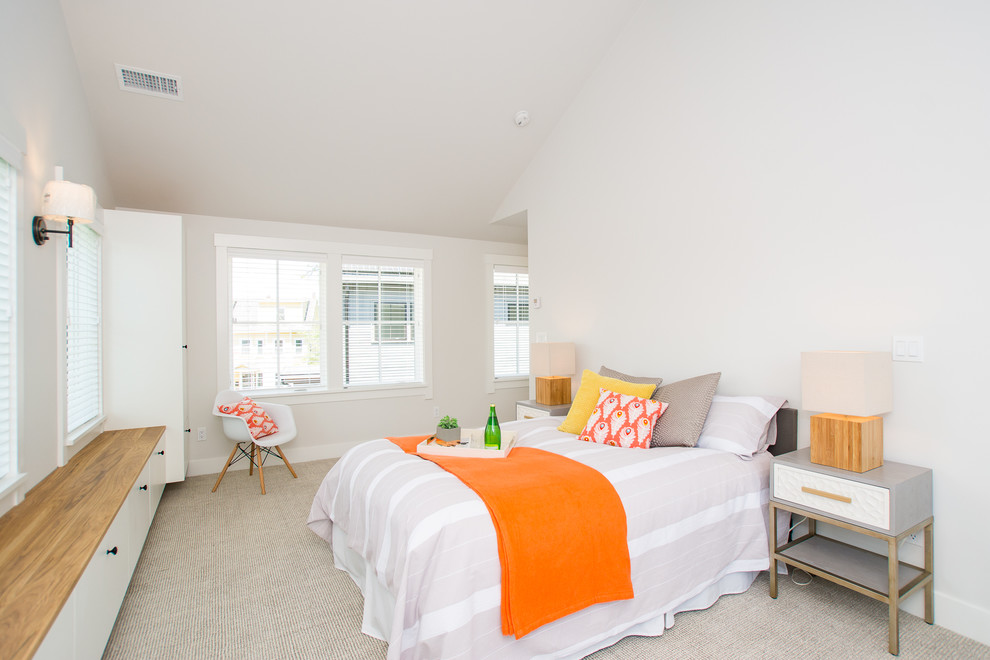Esempio di una camera da letto chic con pareti bianche, moquette e pavimento beige