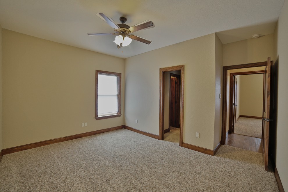 Kleines Rustikales Gästezimmer mit beiger Wandfarbe und Teppichboden in Dallas
