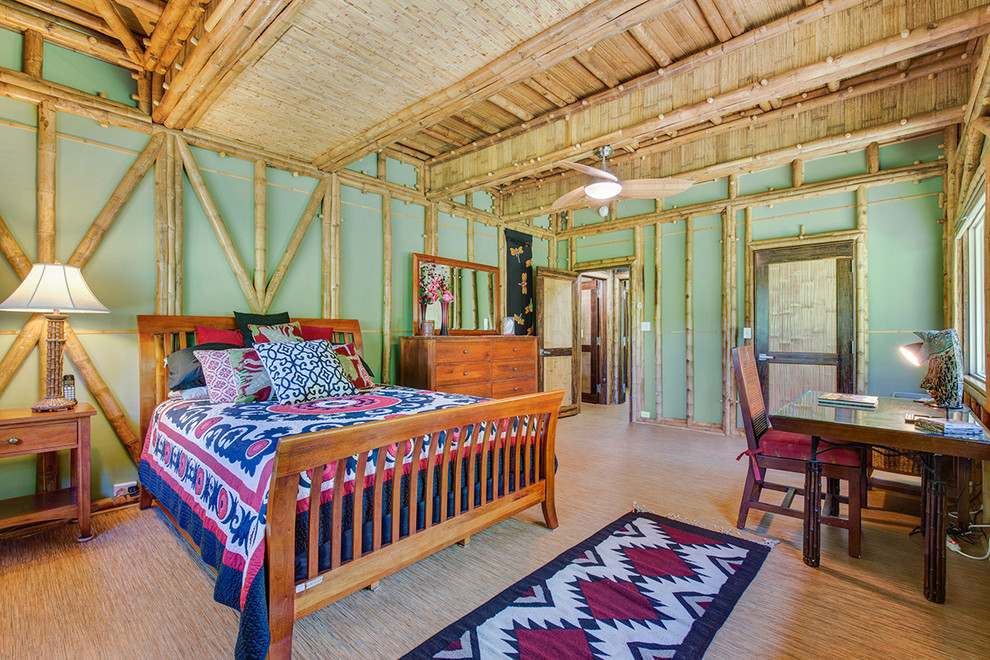 Exotisk inredning av ett sovrum, med gröna väggar och bambugolv