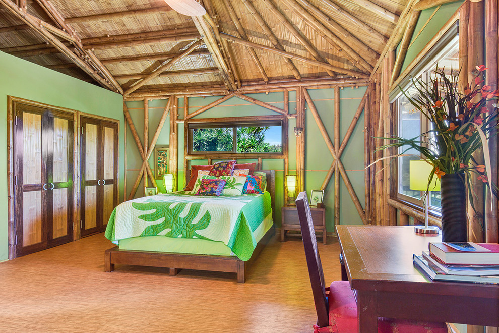 Idéer för att renovera ett tropiskt huvudsovrum, med gröna väggar och bambugolv