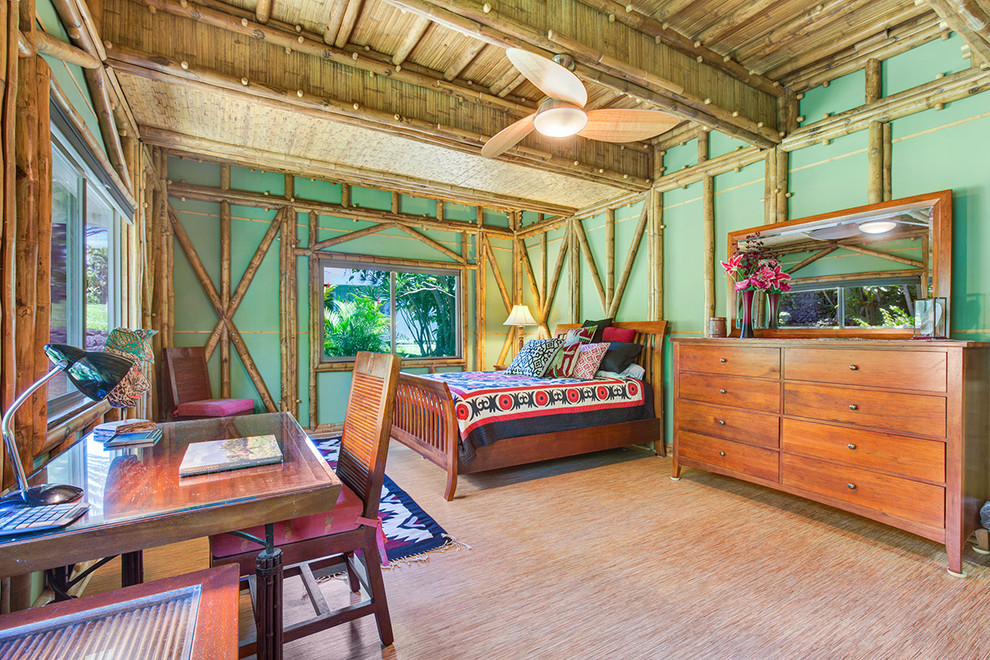 Inredning av ett exotiskt sovrum, med gröna väggar och bambugolv