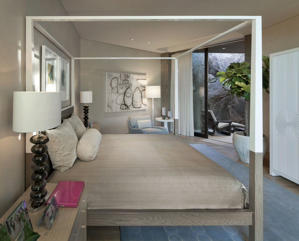 Mediterranes Schlafzimmer mit beiger Wandfarbe und braunem Holzboden in Phoenix