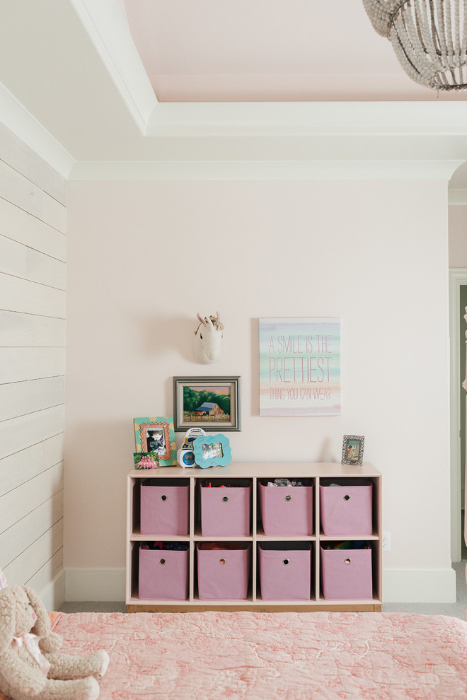Idéer för mellanstora vintage gästrum, med rosa väggar, heltäckningsmatta och vitt golv